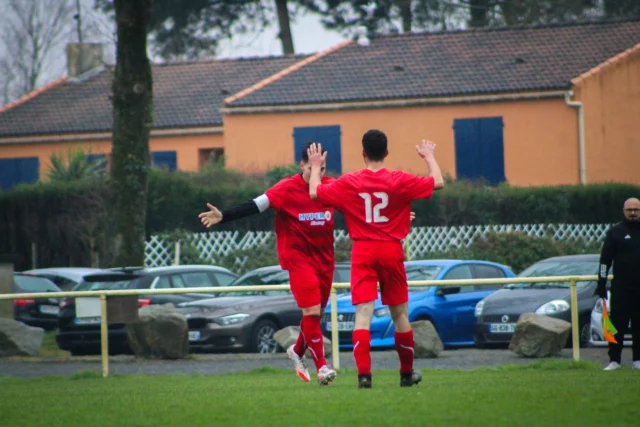 𝐁𝐞𝐬𝐭-𝐨𝐟 𝐩𝐢𝐜𝐬’ 📸✨  Retrouvez les plus beaux clichés du week-end !  Voici les images de la victoire 4-0 à domicile de nos seniors B face à Givrand !  ⚽️⚽️ Madiboubou
⚽️ Mathieu Jauffrit 
⚽️ Axel Limouzin  Quelques images de la défaite 5-2 sur la pelouse de La Garnache pour nos seniors A.  ⚽️ Lucas AUBRET
⚽️ Louis ROTURIER  Nous souhaitons un bon rétablissement à Paulin, victime d’une rupture du ligament croisé lors de ce match, bon courage ❤️🤍  Soyons solidaires !  𝑬𝒏 𝑹𝒐𝒖𝒈𝒆 𝒆𝒕 𝑩𝒍𝒂𝒏𝒄 𝑨𝒍𝒍𝒆𝒛 𝑨𝒍𝒍𝒆𝒛 ! ❤️🤍