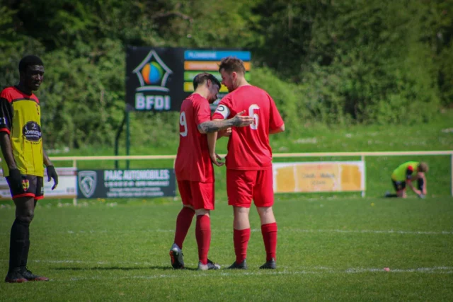 𝐅𝐨𝐨𝐭𝐛𝐚𝐥𝐥 𝐏𝐢𝐜𝐬’⚡️📸  [𝗣𝗵𝗼𝘁𝗼 𝟭 𝗮̀ 𝟱]  Nos Seniors B s’imposent largement dans un match maîtrisé face à Talmont (4-0). Le doublé de Madiboubou, ainsi que les buts d’Hali et de Florian ont permis aux hommes de Valentin TRAINEAU de remporter les 3 points ce dimanche.  Bravo messieurs !  [𝗣𝗵𝗼𝘁𝗼 𝟱 𝗮̀ 𝟭𝟬]  Nos seniors A obtiennent le point du nul sur la pelouse de Belleville (1-1). Un point qui peut s’avérer être décisif dans la course au maintien. Nos rouges et blancs restent à la 8ème place à l’issu de cette journée.  Ne lâchez rien les gars !  𝑬𝒏 𝑹𝒐𝒖𝒈𝒆 𝒆𝒕 𝑩𝒍𝒂𝒏𝒄 𝑨𝒍𝒍𝒆𝒛 𝑨𝒍𝒍𝒆𝒛 ! ❤️🤍  #football #victoire #win #matchnul #draw #passion #pics #picture #photos