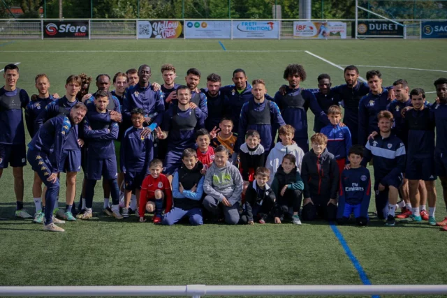 𝐄́𝐜𝐨𝐥𝐞 𝐝𝐞 𝐟𝐨𝐨𝐭 | 𝐮𝐧𝐞 𝐬𝐞́𝐚𝐧𝐜𝐞 𝐞𝐧 𝐍𝟐 🤩  Hier, nos petits rouges et blancs de l’école de foot ont eu la chance d’assister à une séance de l’équipe de La Roche Vendée Football, évoluant en National 2.  Ils ont notamment pu voir leur éducateur Axel DABIN en action, mais aussi tous les autres joueurs.  Ils ont pu ressentir l’exigence, la concentration et le travail à travers cette séance.  Merci au club de @larochevendeefootball  pour cette matinée ! #football #passion #immersion #travail #echange #photo