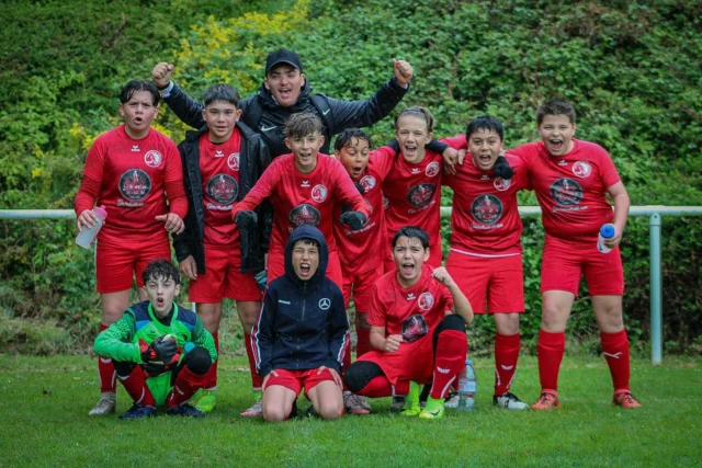 𝐔𝟏𝟏 - 𝐔𝟏𝟑 | 𝐓𝐨𝐮𝐫𝐧𝐨𝐢 𝐋𝐚𝐧𝐝𝐞𝐫𝐨𝐧𝐝𝐞 ⚡️  Samedi 19 Avril, nos U11 et U13 se déplaçaient à Landeronde pour une journée tournoi.  Pour nos U13, la journée a été plus que bonne, puisqu’ils sont parvenus à se hisser jusqu’au dernier carré de la compétition. Ils terminent le tournoi sur une belle 3eme place sur 16 équipes, bravo les enfants !  Quand a eux, nos U11 se sont bien battus et terminent leur tournoi à la 8eme place sur 16.  Merci à nos éducateurs Elie, Jules, Evan et Firmin pour leur présence, ainsi qu’aux parents venus soutenir les petits rouges et blanc !  Malgré la météo compliquée, les enfants n’ont rien lâché et ont passé une super journée, les sourires et la bonne humeur étaient au rendez-vous !  𝑬𝒏 𝑹𝒐𝒖𝒈𝒆 𝒆𝒕 𝑩𝒍𝒂𝒏𝒄 𝑨𝒍𝒍𝒆𝒛 𝑨𝒍𝒍𝒆𝒛 ! ❤️🤍  #football #passion #partage #tournoi #tournament