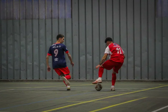 𝐅𝐮𝐭𝐬𝐚𝐥 𝐌𝐚𝐬𝐜𝐮𝐥𝐢𝐧 ❤️🤍  Hier soir, nos garçons du futsal se déplaçaient chez le leader de la poule, La Roche Robretière.  Après un match compliqué face à une belle équipe, nos rouges et blancs se sont malheureusement inclinés 8-3.  Il faudra cependant retenir le bel état d’esprit et la grande solidarité dont nos joueurs ont fait preuve !  𝑬𝒏 𝑹𝒐𝒖𝒈𝒆 𝒆𝒕 𝑩𝒍𝒂𝒏𝒄 𝑨𝒍𝒍𝒆𝒛 𝑨𝒍𝒍𝒆𝒛 ! ❤️🤍