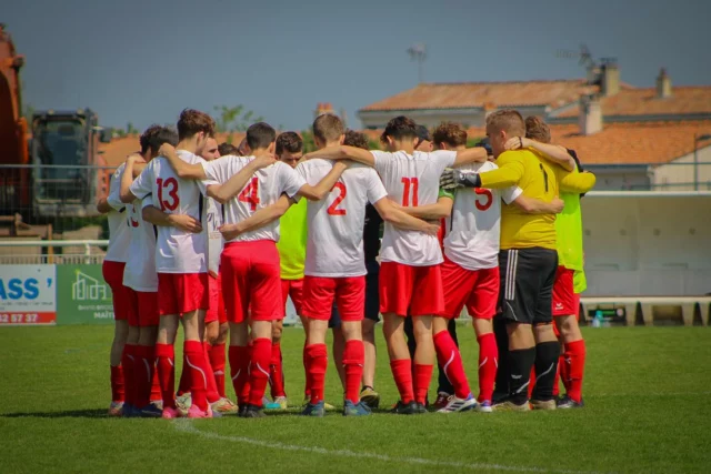 𝐒𝐞́𝐧𝐢𝐨𝐫𝐬 𝐀 | 𝐑𝐞́𝐜𝐚𝐩’ 𝐏𝐡𝐨𝐭𝐨𝐬 📸  Retour en images sur la défaite 3-1 à La Bruffière du dimanche 27 Avril.  ⚽️ Marius DUBOIS  Prochain match le dimanche 11 mai à domicile dans un derby face à Beaulieu… réservez la date !  𝑬𝒏 𝑹𝒐𝒖𝒈𝒆 𝒆𝒕 𝑩𝒍𝒂𝒏𝒄 𝑨𝒍𝒍𝒆𝒛 𝑨𝒍𝒍𝒆𝒛 ! ❤️🤍  #football #passion #partage #respect #pictures #photos #sport