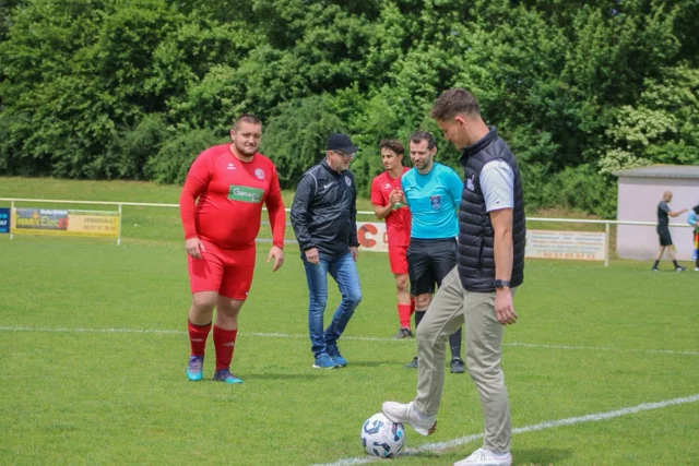 𝐒𝐞́𝐧𝐢𝐨𝐫𝐬 𝐀 | 𝐔𝐧 𝐝𝐞𝐫𝐛𝐲 𝐟𝐞𝐫𝐦𝐞́ 🙅‍♂️  Retour en images sur la rencontre qui opposait nos rouges et blancs à nos voisins de Beaulieu.  Un match très fermé avec de nombreux duels à donc causé un logique 0-0.  Nous remercions grandement notre partenaire @espritdco , représenté par Romain GUILLET,  pour leur venue et leur confiance ! 🤝  Merci également à l’équipe des Raid’Carpette pour leur venue, bonne chance dans votre projet !  A dimanche pour le dernier match de cette saison 2024/2025 !  𝑬𝒏 𝑹𝒐𝒖𝒈𝒆 𝒆𝒕 𝑩𝒍𝒂𝒏𝒄 𝑨𝒍𝒍𝒆𝒛 𝑨𝒍𝒍𝒆𝒛 ! ❤️🤍